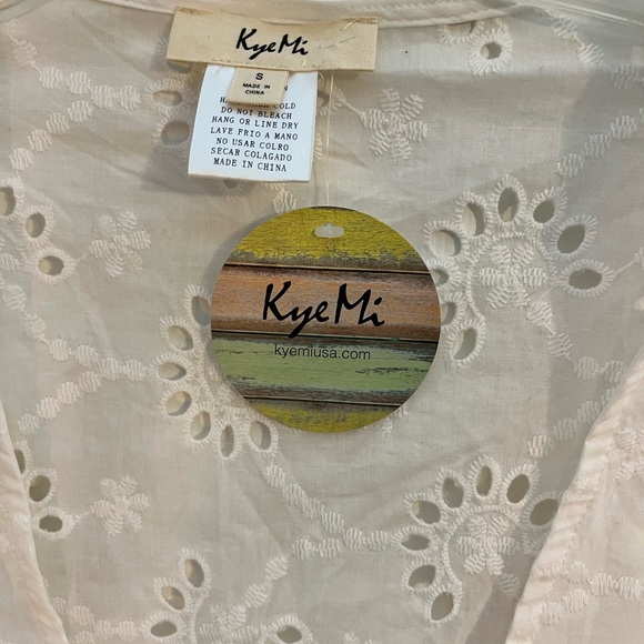 NWT Small Kyemi lace top with pom pom accents - Picture 3 of 6